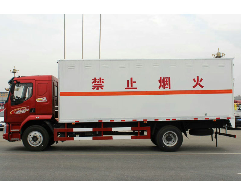 柳汽乘龍6.6米（額載10.6噸）氣體(tǐ)廂式車(chē)